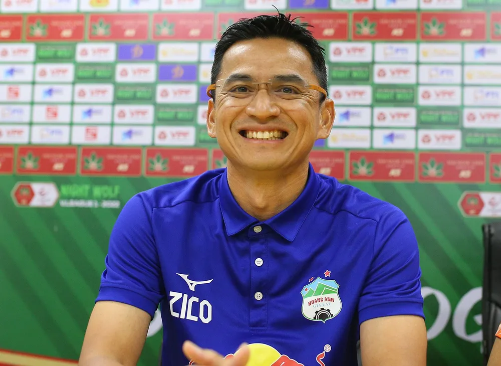 HLV Kiatisak hé lộ tấm băng đội trưởng của HAGL ở trận đấu với chủ nhà Hà Nội. ẢNH: NGUYỄN HIẾU