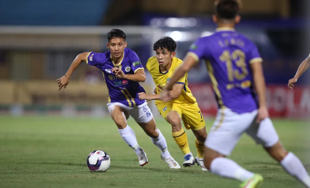 Hà Nội FC gặp HAGL là một trong những trận đấu hấp dẫn ở V-League trong nhiều năm trở lại. ẢNH: MINH HOÀNG