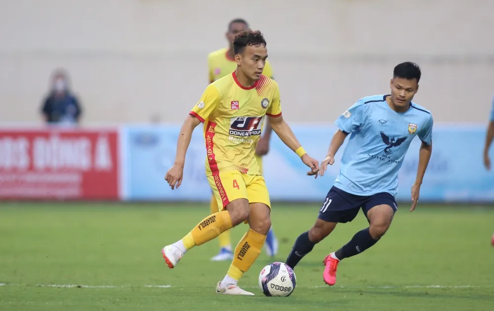 Hậu vệ Đàm Tiến Dũng của Thanh Hóa ở trận đấu với Hà Tĩnh. ẢNH: MINH HOÀNG