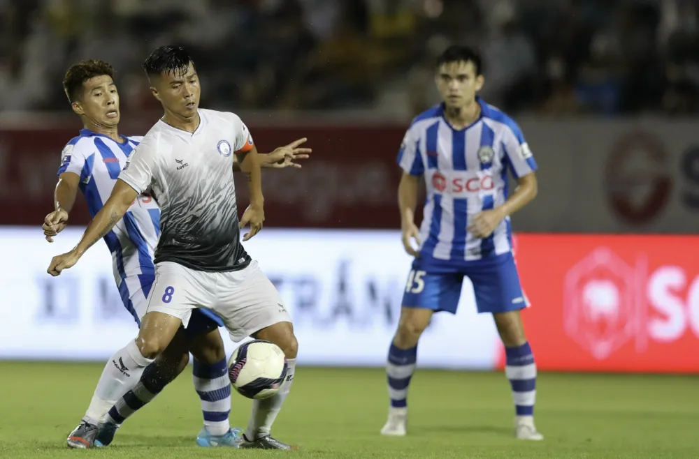 Tương phản trong cuộc đua vô địch V-League và hạng Nhất ảnh 1