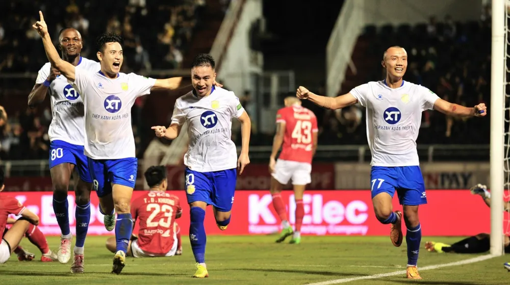 Bàn thắng "vàng" của Mạnh Hùng vào lưới CLB TPHCM giúp Nam Định thắng trận "chung kết ngược". ẢNH: DŨNG PHƯƠNG