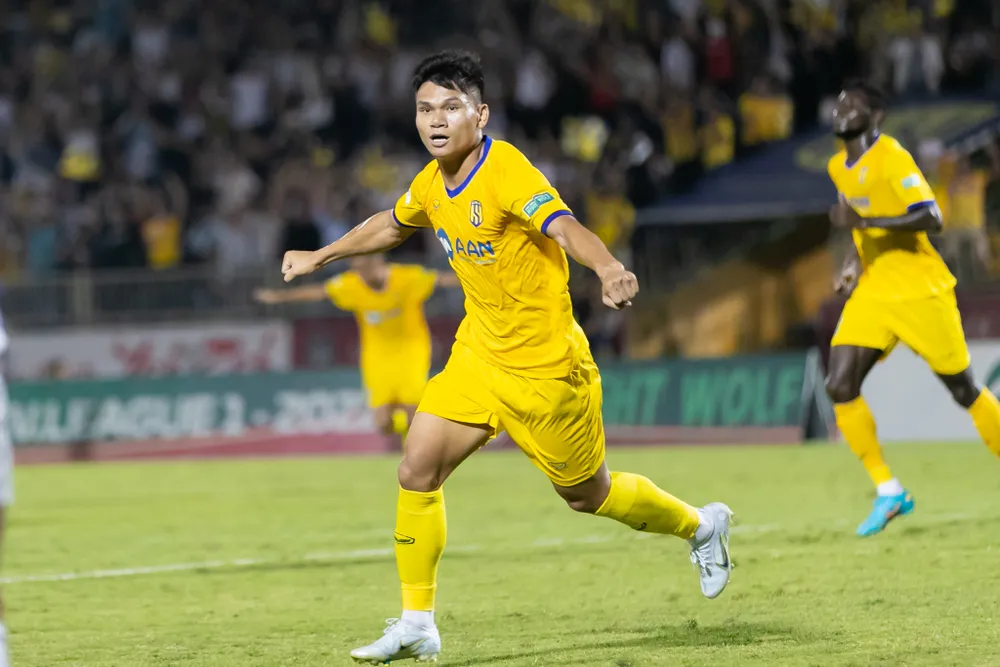 Quế Ngọc Hải nhận thẻ đỏ trong ngày SLNA hòa chật vật Đà Nẵng ảnh 1