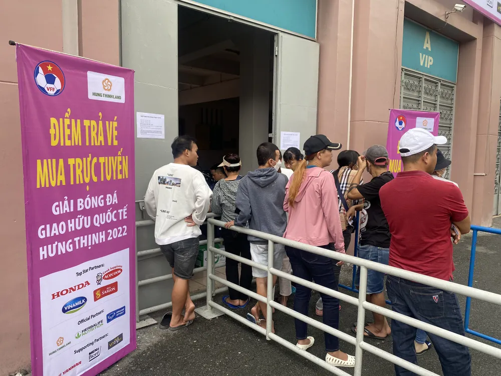 Ế vé xem trận Việt Nam - Singapore: Phe vé bán giá gốc để... hoàn vốn ảnh 2