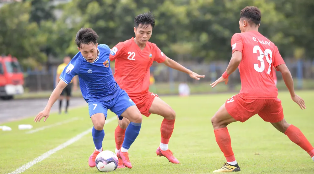 Đắk Lắk và Bình Phước đang vật lộn trong cuộc chiến trụ hạng. ẢNH: DŨNG PHƯƠNG