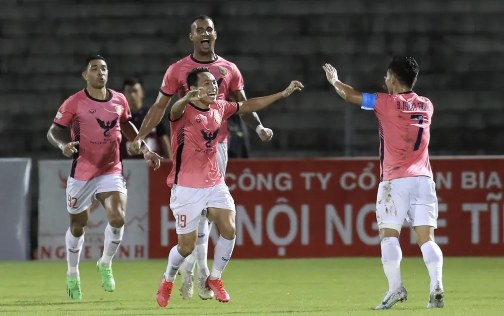 Vòng 18 V-League 2022: Hà Tĩnh đánh rơi chiến thắng trước SLNA ảnh 1