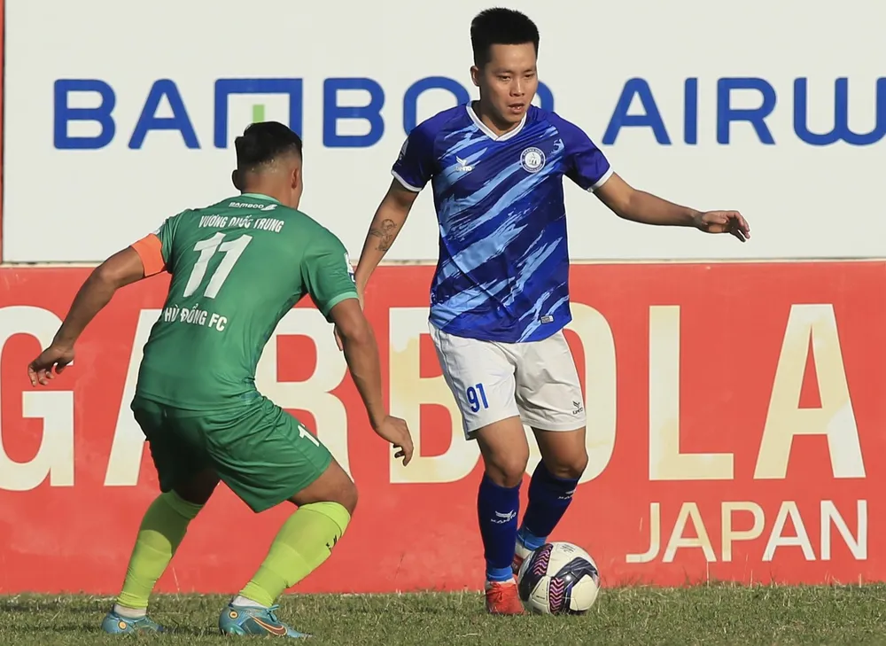 Giải hạng Nhất 2022: Khánh Hòa lên đầu bảng, thủ môn Phú Thọ phạm sai lầm khó hiểu ảnh 1