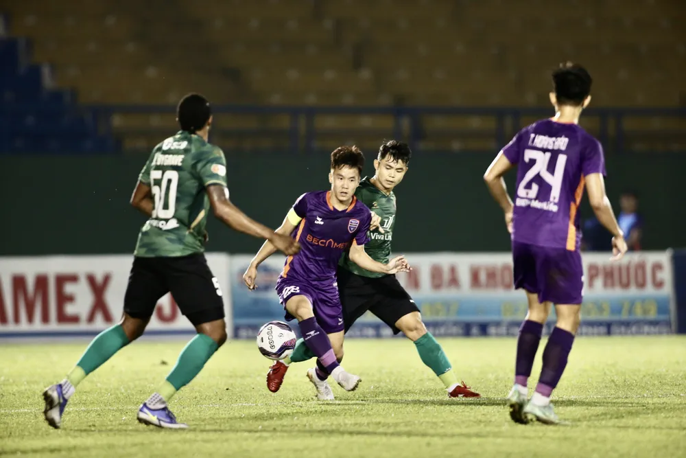 B.BD bị đội khách TPHCM chia điểm. ẢNH: DŨNG PHƯƠNG