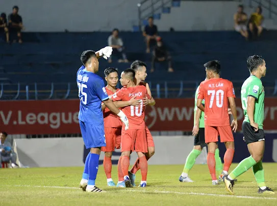 Giải hạng Nhất - LS 2022: Sai lầm của thủ môn Cần Thơ đưa Bình Phước rời khỏi đáy bảng ảnh 1