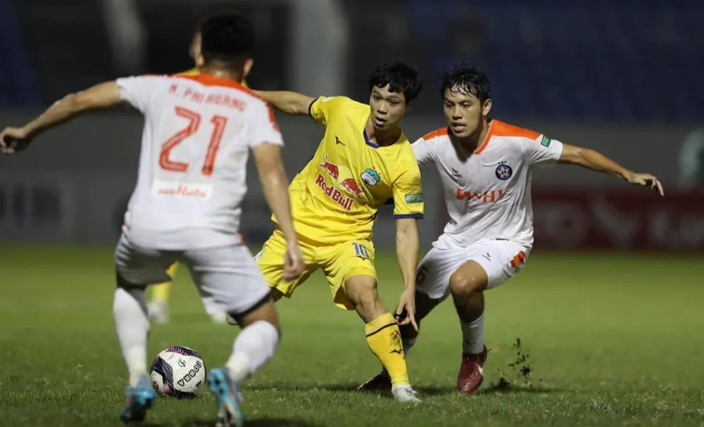 Công Phượng hoàn toàn bế tắc trước hàng thủ của Đà Nẵng