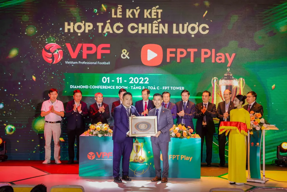 Lễ ký kết hợp tác chiến lược giữa VPF và FPT Play kéo dài trong 5 năm. ẢNH: ANH TRẦN
