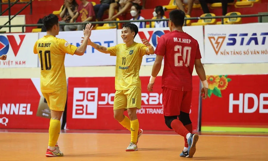 Niềm vui của các cầu thủ Sahako. ẢNH: ANH TRẦN