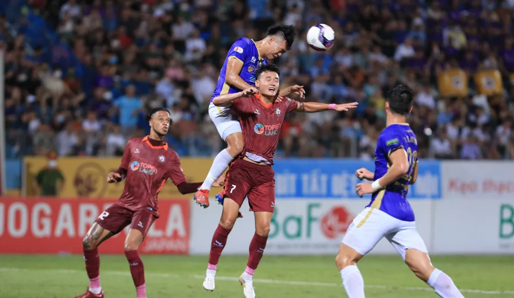 Trận chung kết Cúp quốc gia sân 11 người giữa Hà Nội FC và Topenland Bình Định (17g, ngày 27-11) diễn ra song song trận Nhật Bản - Costa Rica ở vòng bảng World Cup 2022. ẢNH: MINH HOÀNG