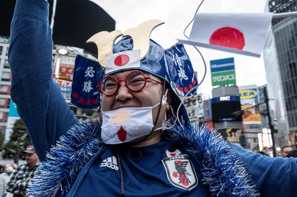 CĐV Nhật Bản “trắng đêm” để chờ thời khắc lịch sử ở World Cup ảnh 1