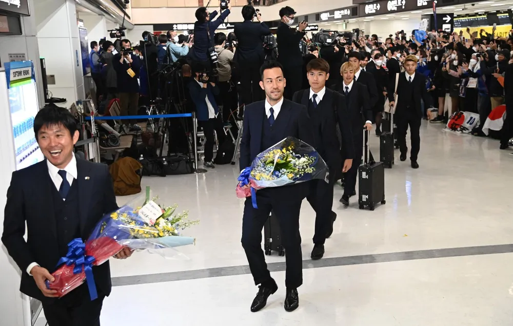 Hơn 600 CĐV Nhật Bản đón những người hùng World Cup về nước ảnh 2