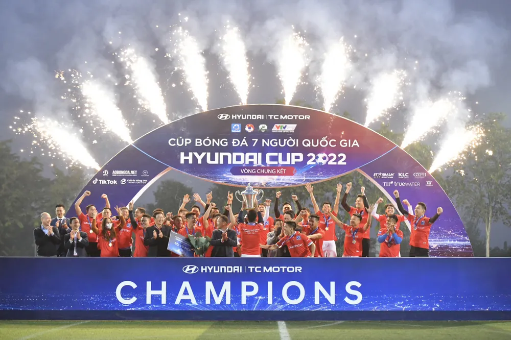 Mobi FC vô địch Cúp bóng đá 7 người quốc gia 2022. ẢNH: THANH LIÊM