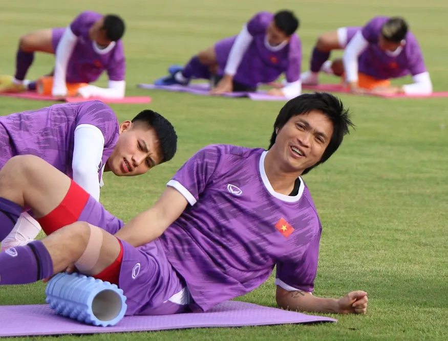 HLV Park Hang-seo luôn cố gắng duy trì nụ cười cho các tuyển thủ ở những buổi tập 