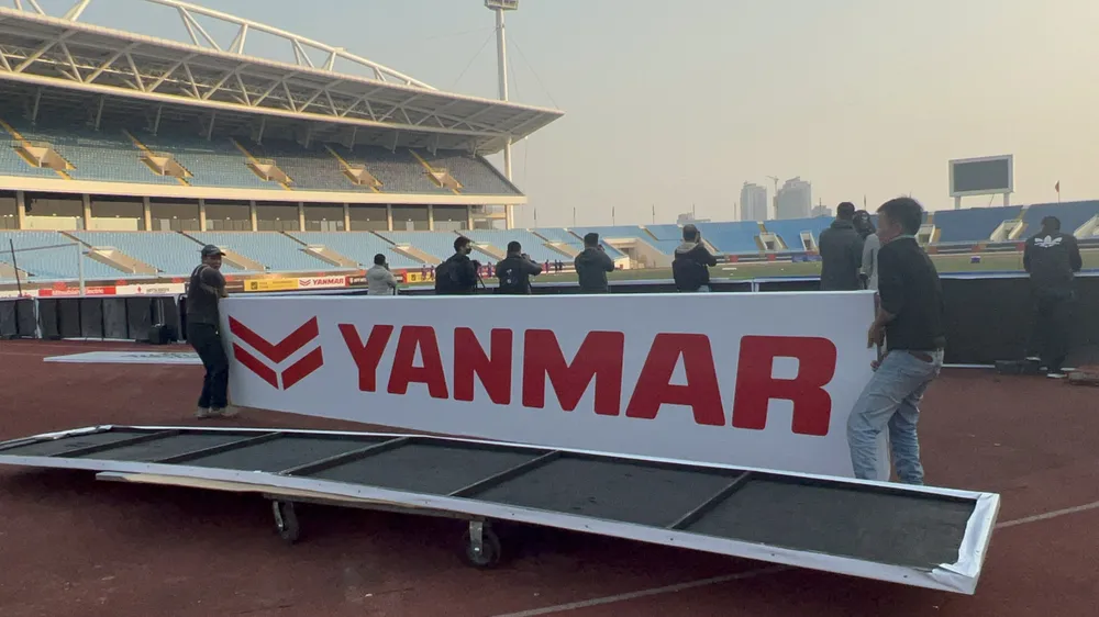 Đội ngũ nhân viên của sân Mỹ Đình đang chạy đua với thời gian để kịp tổ chức trận Việt Nam và Malaysia. ẢNH: HỮU THÀNH