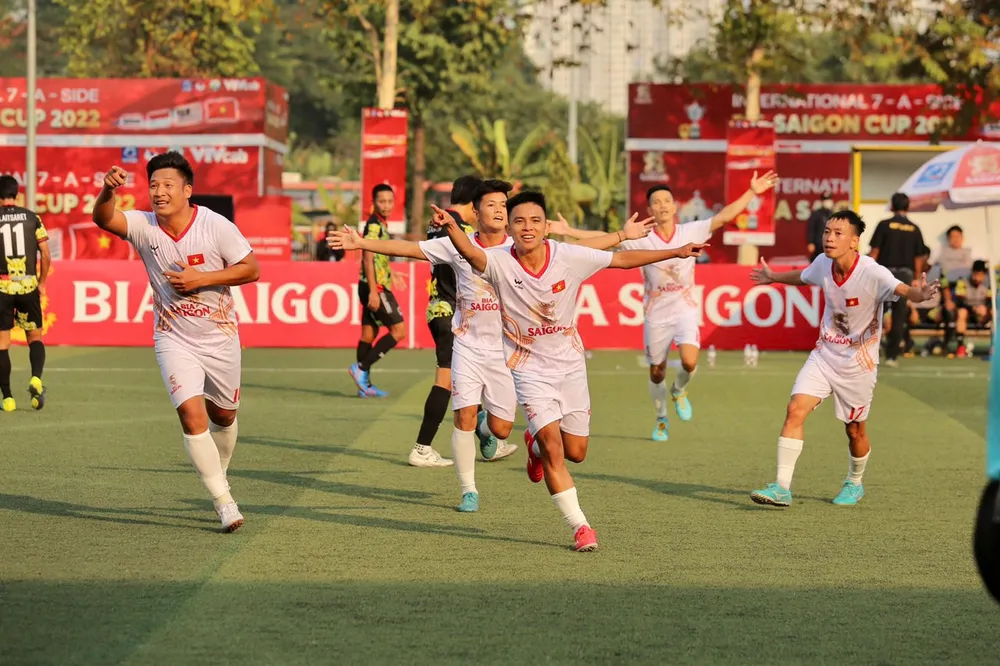 Niềm vui của các cầu thủ chủ nhà với bàn thắng mở điểm