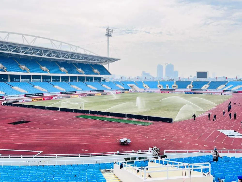 Mặt cỏ sân Mỹ Đình được tưới nước. ẢNH: H.T.