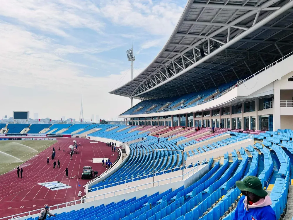 Vệ sinh từ trên khán đài xuống đường pitch