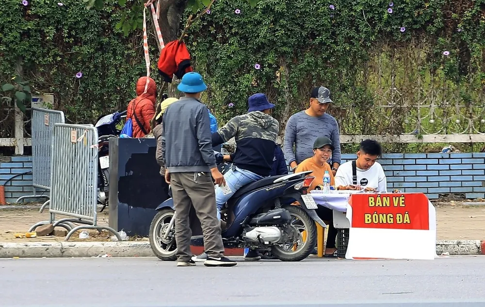 Vé "chợ đen" chỉ tăng nhiệt mạnh ở vị trí ngồi "view đẹp", những khu vực khác chỉ mang về tiền lời 100.000 đồng/vé cho phe vé. ẢNH: HỮU THÀNH