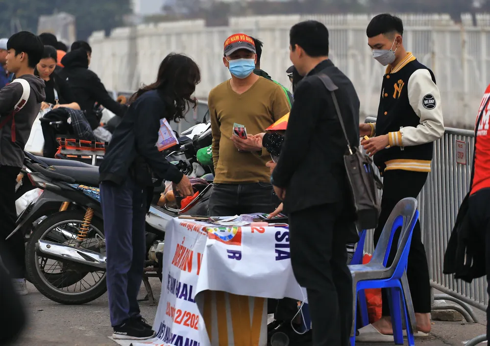 Các CĐV Việt Nam mua vé trước cổ sân để vào xem trận Việt Nam - Indonesia