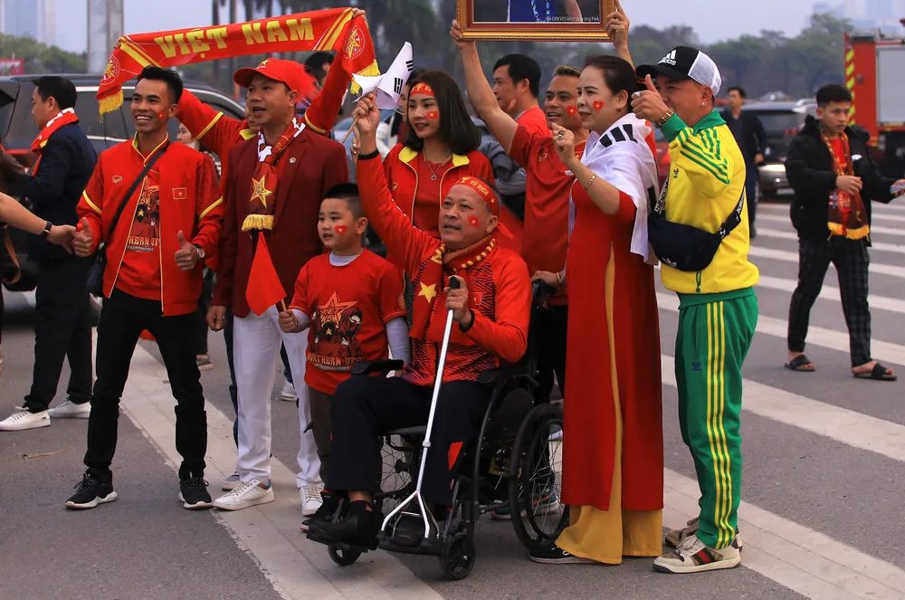 CĐV Việt Nam đặt trọn niềm tin vào chiến thắng cho thầy trò Park Hang-seo ở trận bán kết lượt về AFF Cup 2022. ẢNH: HỮU THÀNH