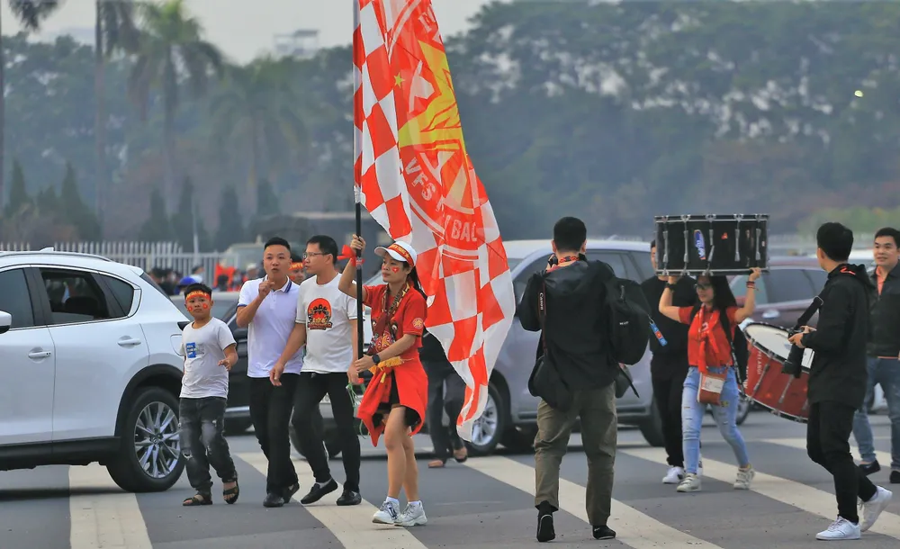 Hội CĐV Việt Nam mang dụng cụ cổ động vào khán đài C của sân Mỹ Đình