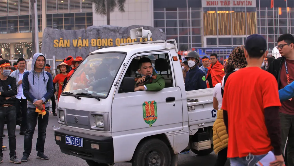 Lực lượng an ninh, cảnh sát điều tiết giao thông trước "mặt tiền" sân Mỹ Đình