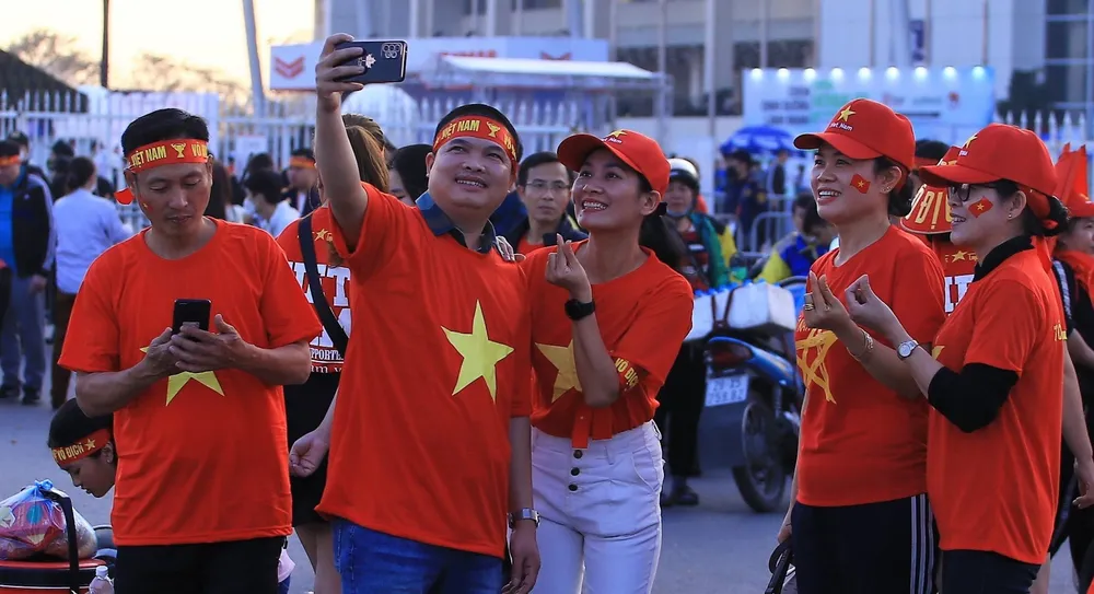 Cuộc “so găng” giữa 2 kỳ phùng địch thủ Việt Nam và Thái Lan phải đến 19g30 mới diễn ra, nhưng bầu không khí lễ hội đã được CĐV của 2 đội tuyển đã bắt đầu tạo ra từ rất sớm.