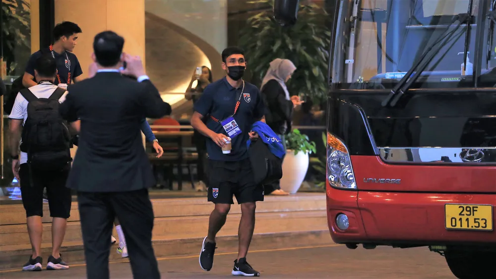 Tiền đạo Teerasil Dangda di chuyển lên xe buýt chở đội tuyển Thái Lan. Chân sút 34 tuổi đang dẫn đầu danh sách ghi bàn ở AFF Cup 2022 với 6 pha lập công. Tuy nhiên, chấn thương ở trận bán kết lượt về với Malaysia khiến Dangda phải ngồi trên băng ghế dự bị ở chuyến làm khách trên sân Mỹ Đình của Việt Nam.