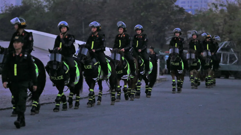 Lực lượng kỵ binh của Cảnh sát Hà Nội thực hiện việ đảm bảo an ninh, an toàn cho trận chung kết lượt đi AFF Cup 2022.