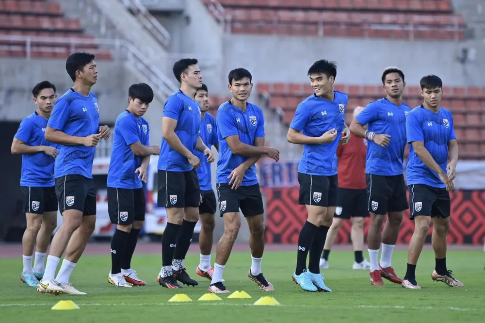 Các tuyển thủ Thái Lan thoải mái chuẩn bị cho trận chung kết lượt về AFF Cup 2022