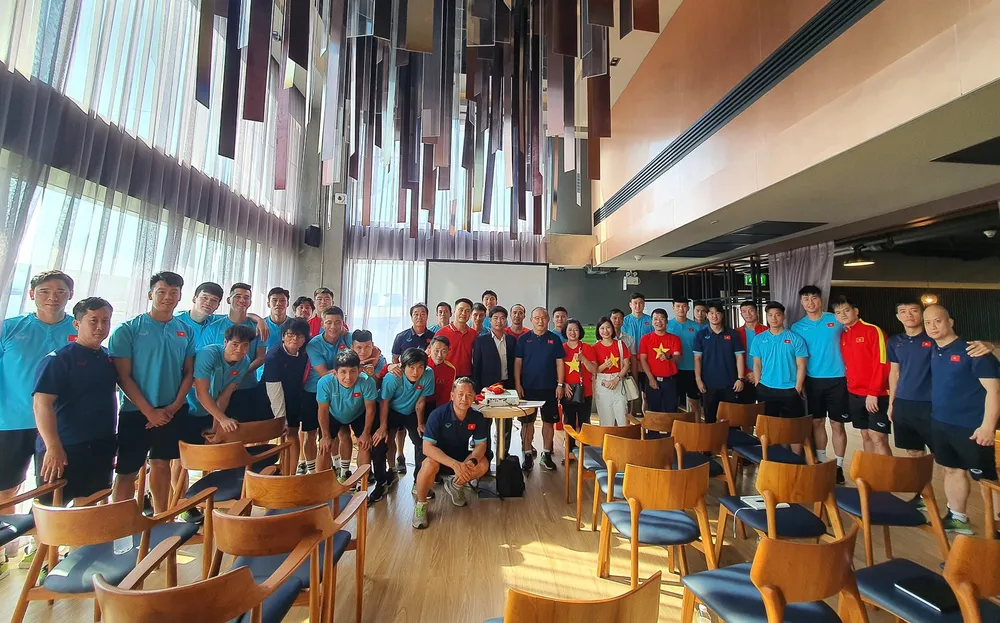 Đại diện Đại sứ quán Việt Nam tại Thái Lan và đội tuyển Việt Nam chụp ảnh kỷ niệm