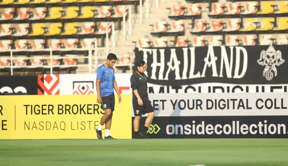 Tiền đạo Dangda phải tập riêng ở buổi tập cuối cùng của "Voi chiến"