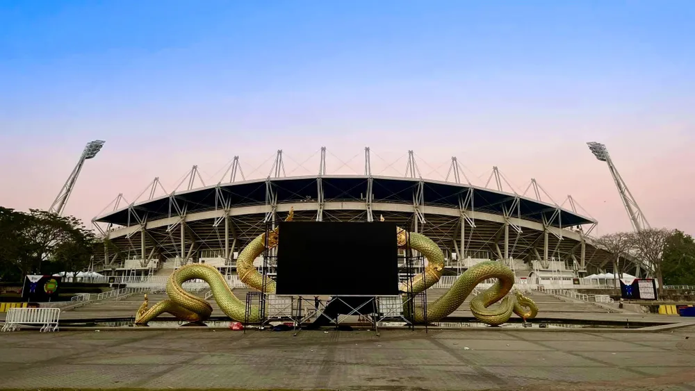 Một màn hình khổng lồ được FAT dựng lên để phục vụ người hâm mộ không có vé xem trận đấu cuối cùng ở AFF Cup 2022