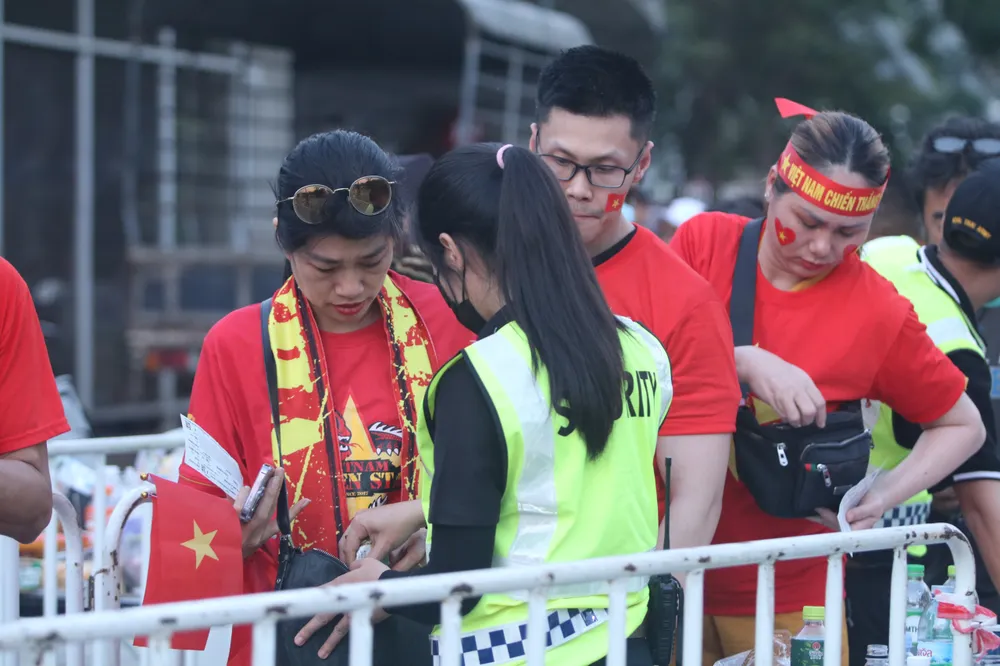 Các CĐV Việt Nam tiến vào khán đài sân Thammasat