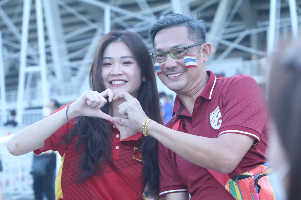 Hai CĐV Việt Nam và Thái Lan giao lưu trước giờ bóng lăn