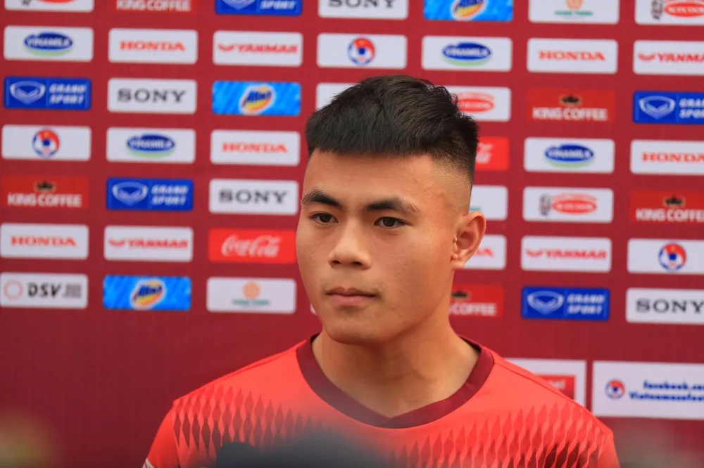 Tiền vệ trung tâm Lý Công Hoàng Anh