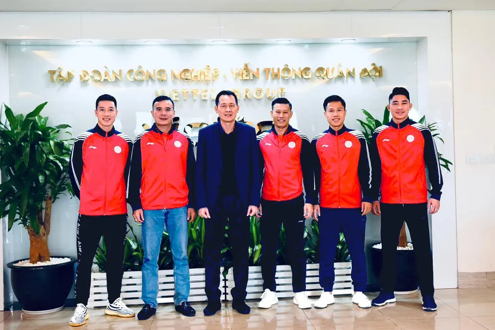 Giám đốc Trung tâm Thể thao Viettel FC Đỗ Mạnh Dũng (áo xanh) chào đón những gương mặt mới của Viettel FC ở mùa giải 2023