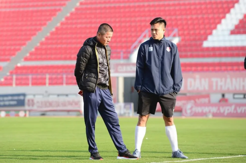 HLV Chu Đình Nghiêm (trái) còn có quá nhiều vấn đề cần giải quyết trước thềm mùa giải mới khởi tranh