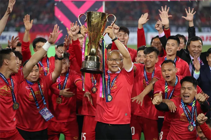 HLV Park Hang-seo cùng đội tuyển quốc gia vô địch AFF Cup 2018