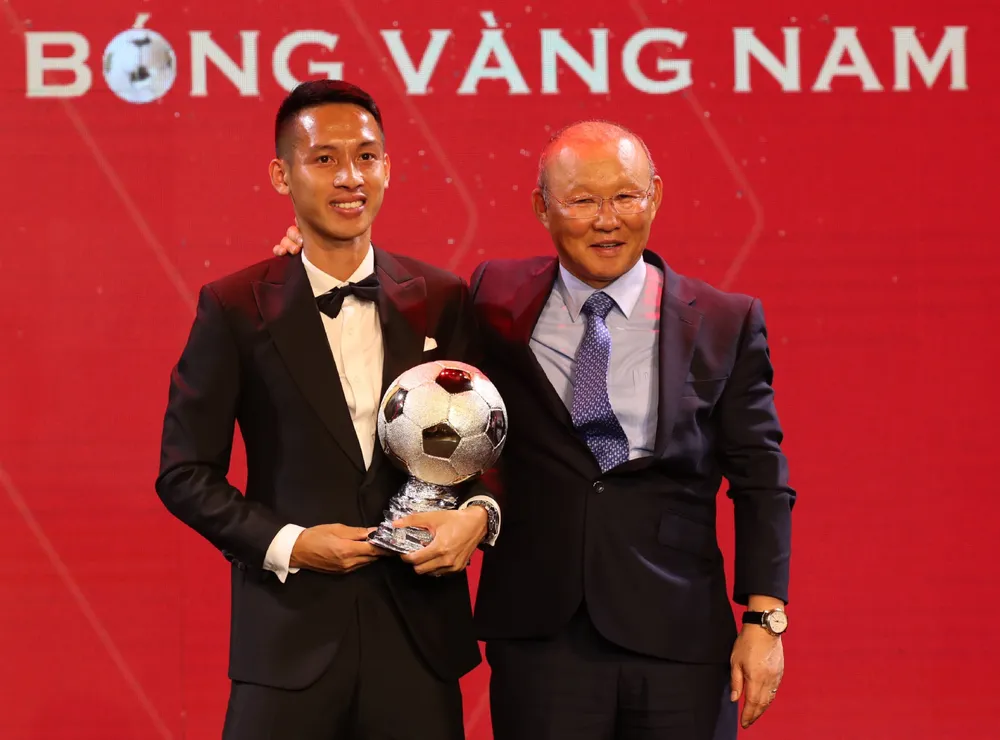 HLV Park Hang-seo trao Quả bóng vàng Việt Nam 2019 cho Đỗ Hùng Dũng