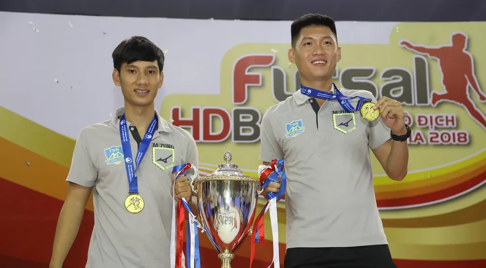 Lê Quốc Nam (trái) và Cổ Trí Kiệt nói lời chia tay Thái Sơn Nam trước thềm mùa giải 2023 