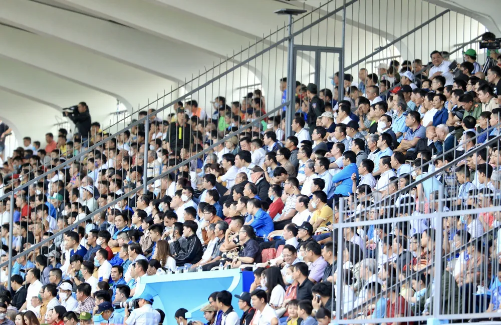 Rất đông khán giả đến sân 19-8 Nha Trang theo dõi trận Khánh Hòa - Thanh Hóa. ẢNH: DŨNG PHƯƠNG