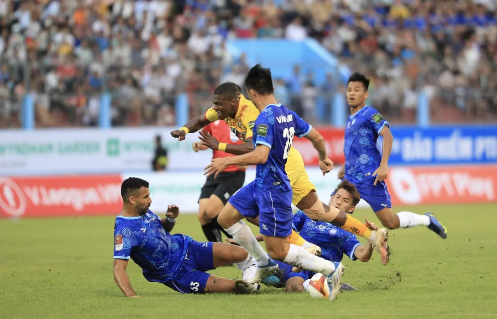 Các cầu thủ Khánh Hòa đã thi đấu đầy nỗ lực ở trận ra quân V-League 2023. ẢNH: DŨNG PHƯƠNG