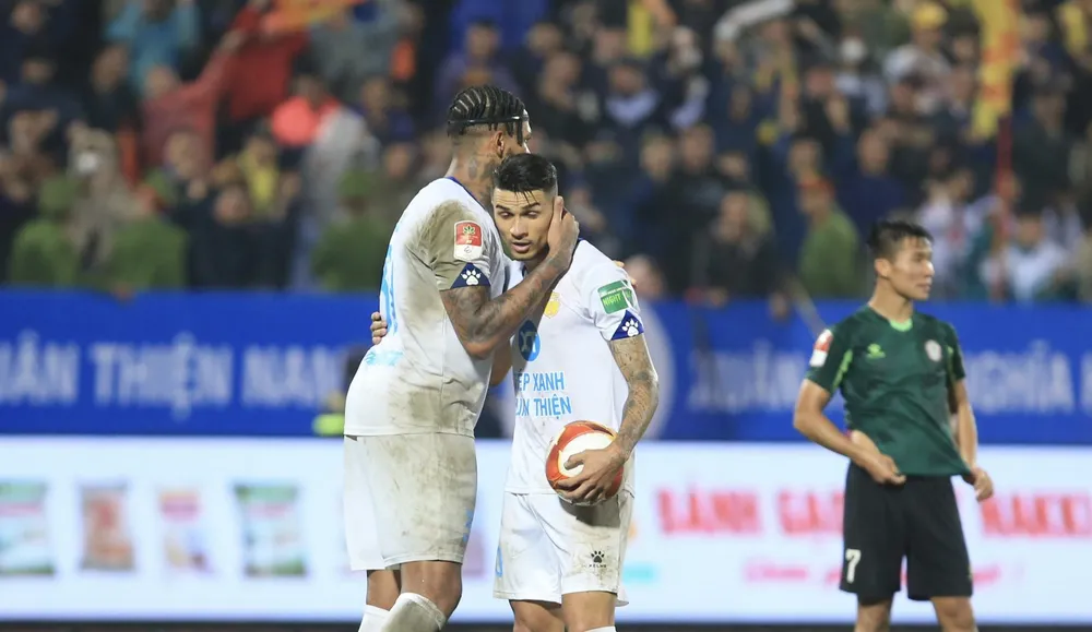 HLV Vũ Hồng Việt sử dụng 3 ngoại binh người Brazil cho Nam Định. ẢNH: MINH HOÀNG 