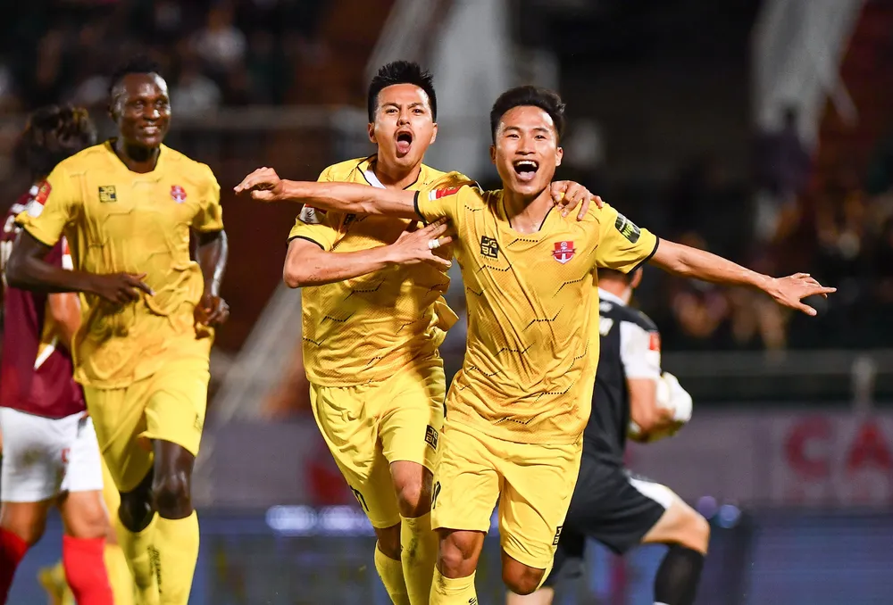 Niềm vui của Triệu Việt Hưng khi ghi bàn thắng cho Hải Phòng. ẢNH: DŨNG PHƯƠNG