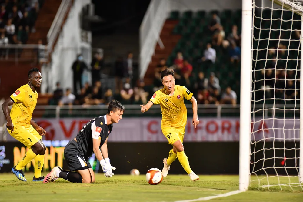 Thủ môn Phạm Hữu Nghĩa bị Triệu Việt Hưng (Hải Phòng) đánh bại ở vòng 2 V-League 2023. ẢNH: DŨNG PHƯƠNG Thủ môn Phạm Hữu Nghĩa bị Triệu Việt Hưng (Hải Phòng) đánh bại ở vòng 2 V-League 2023. ẢNH: DŨNG PHƯƠNG