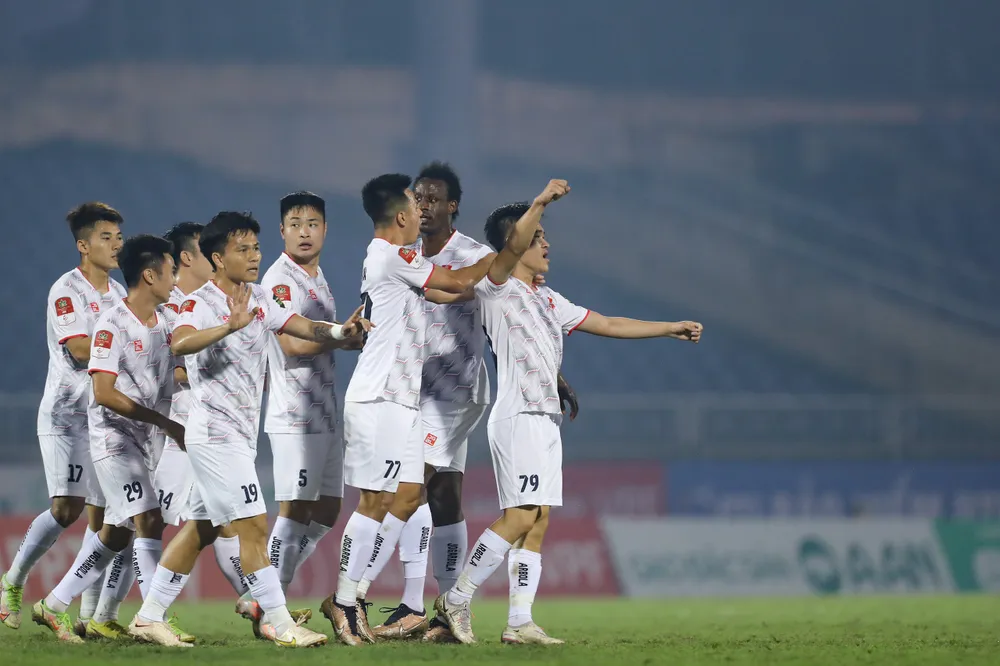 Niềm vui của các cầu thủ Hải Phòng với bàn thắng mở điểm vào lưới SLNA. ẢNH: MINH HOÀNG